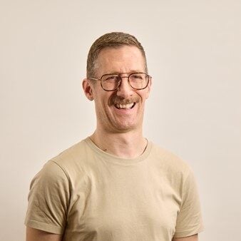 Headshot of Dan Simmons